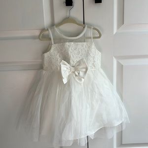 Unworn tulle and lace special occasion dress. 2t